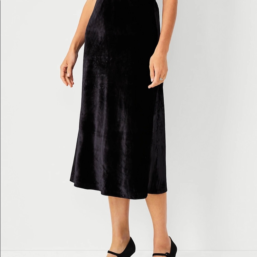 Ann Taylor Velvet Pull On Slip Skirt, Size Medium, Black